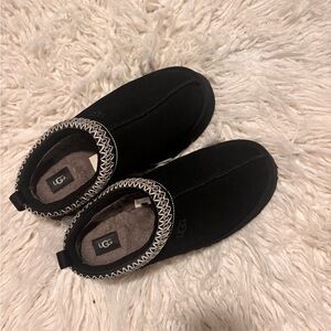 PLATFORM UGG Women's Black tasman slippers